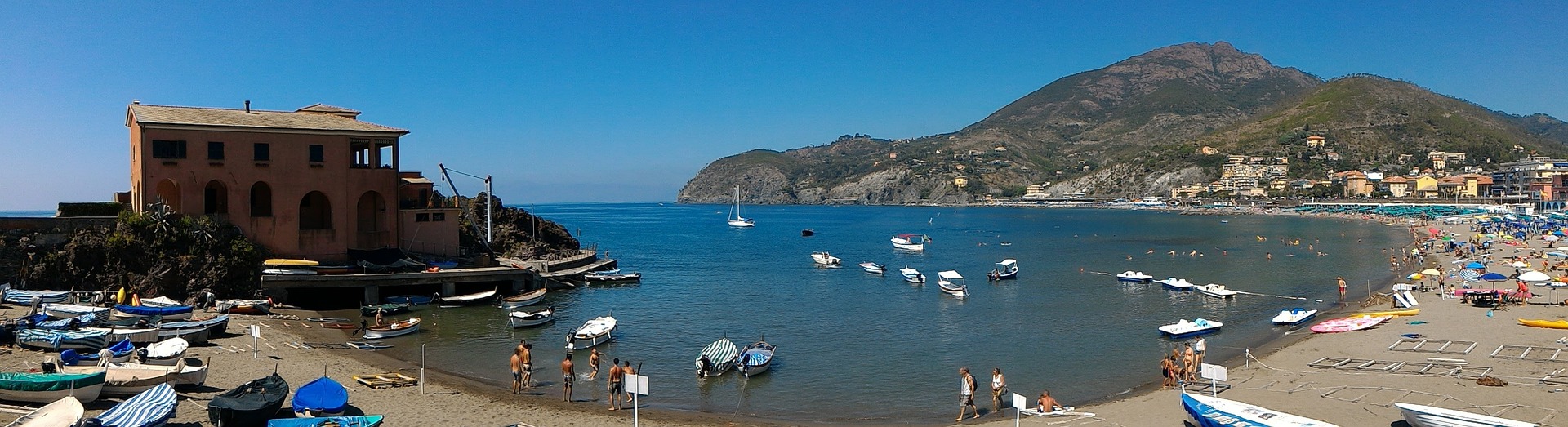 Spiaggia ligure in estate