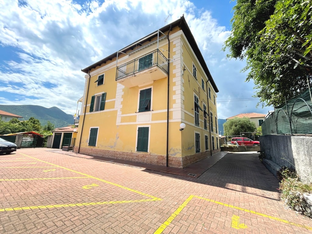 Trilocale con box a Loano