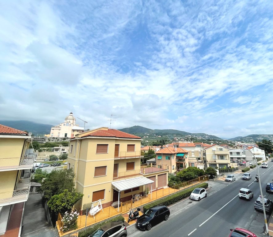 Ampio appartamento centralissimo a Loano