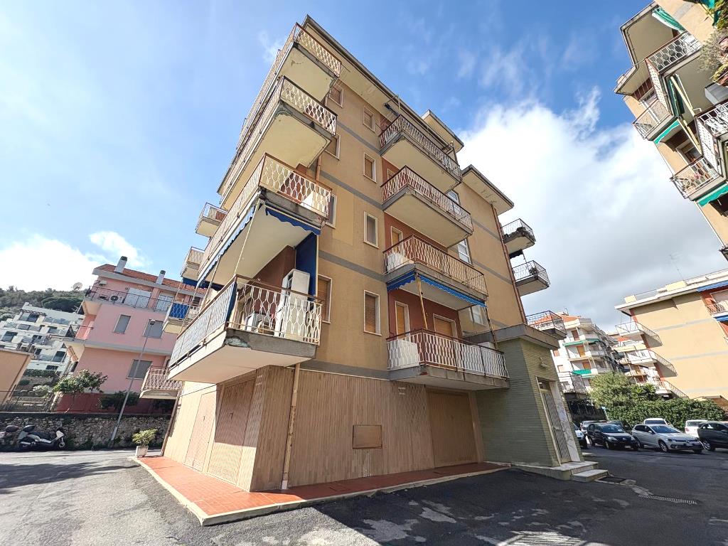 Bilocale ultimo piano con due balconi a Borghetto S.S.